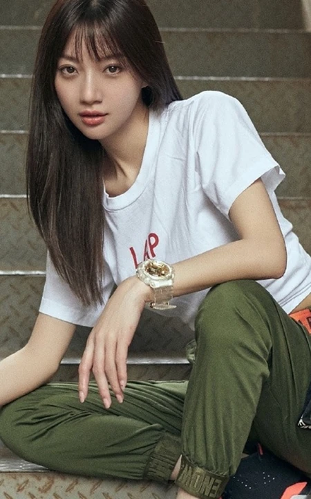 郑雅文微博晒酷美写真，军绿色工装长裤又美又飒