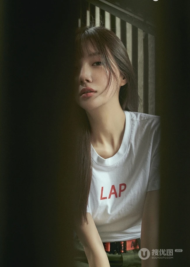 郑雅文微博晒酷美写真，军绿色工装长裤又美又飒