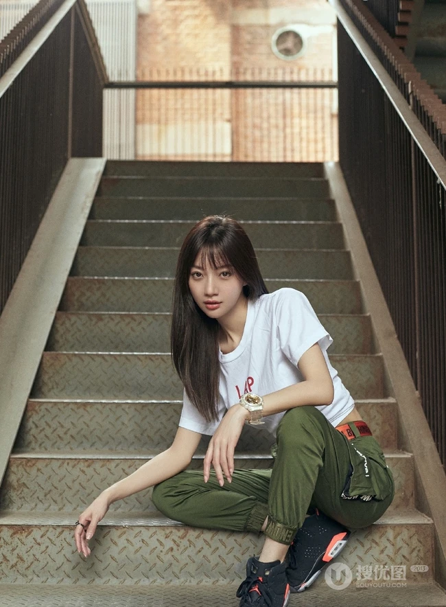 郑雅文微博晒酷美写真，军绿色工装长裤又美又飒