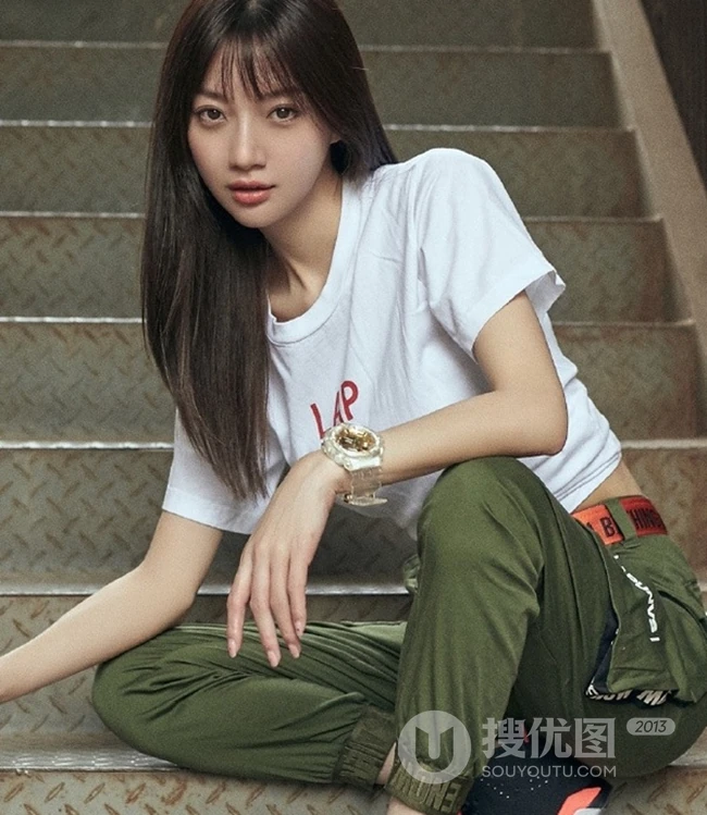 郑雅文微博晒酷美写真，军绿色工装长裤又美又飒