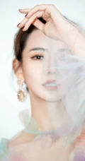 戚薇纯白轻纱蕾丝连衣裙长裙优雅动人写真图片