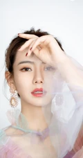 戚薇纯白轻纱蕾丝连衣裙长裙优雅动人写真图片