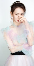 戚薇纯白轻纱蕾丝连衣裙长裙优雅动人写真图片