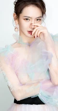 戚薇纯白轻纱蕾丝连衣裙长裙优雅动人写真图片