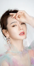 戚薇纯白轻纱蕾丝连衣裙长裙优雅动人写真图片