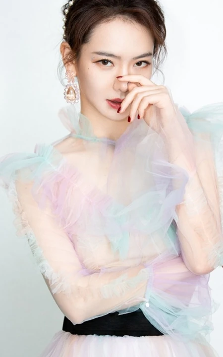 戚薇纯白轻纱蕾丝连衣裙长裙优雅动人写真图片