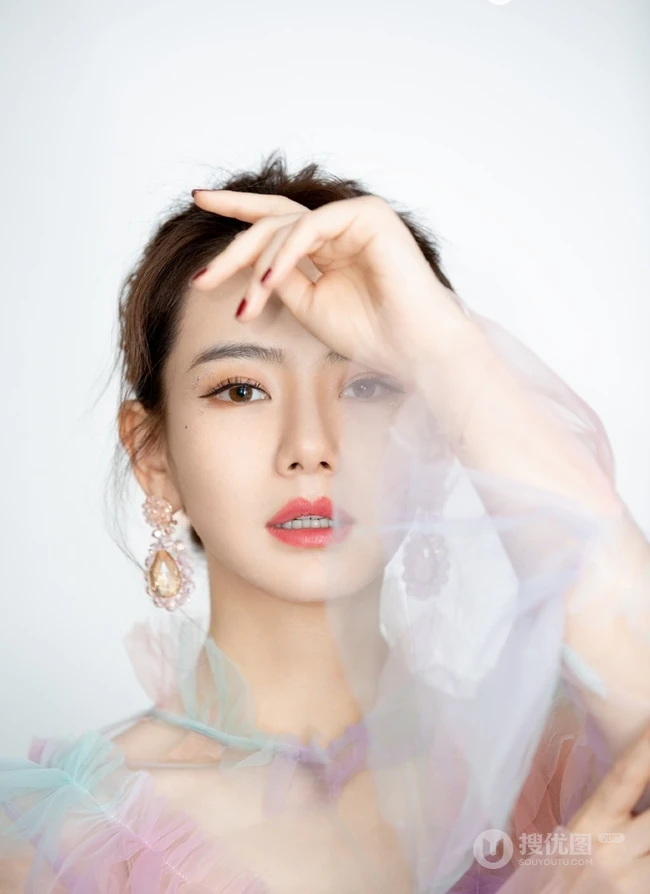 戚薇纯白轻纱蕾丝连衣裙长裙优雅动人写真图片