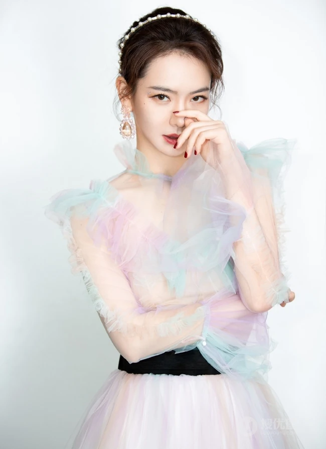 戚薇纯白轻纱蕾丝连衣裙长裙优雅动人写真图片