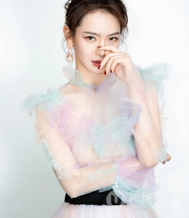 戚薇纯白轻纱蕾丝连衣裙长裙优雅动人写真图片