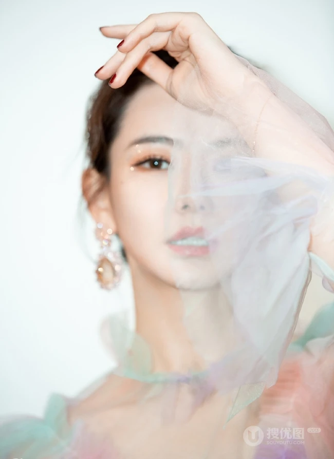 戚薇纯白轻纱蕾丝连衣裙长裙优雅动人写真图片