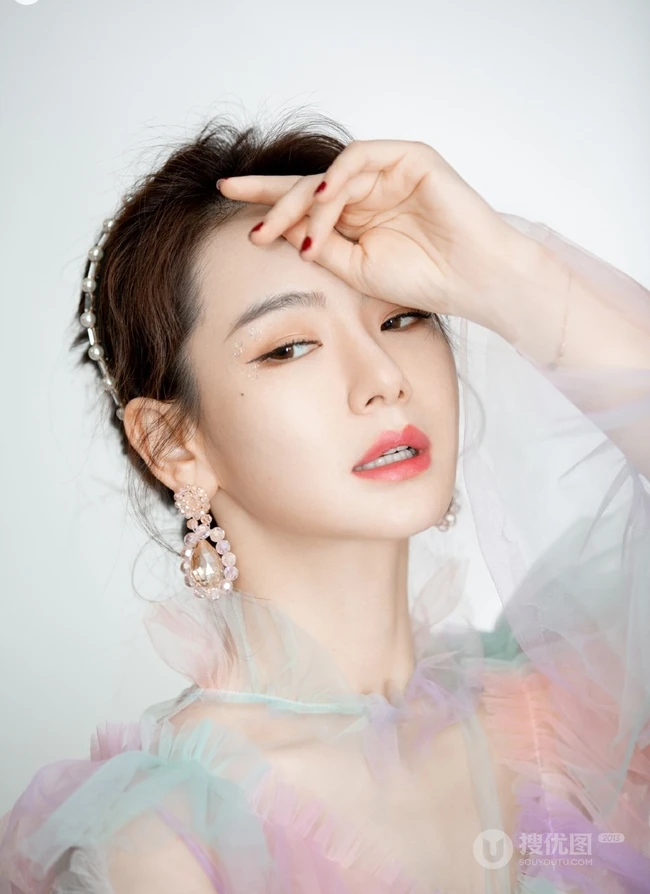 戚薇纯白轻纱蕾丝连衣裙长裙优雅动人写真图片