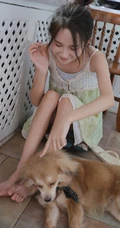 可爱苗条马尾辫少女肩带睡裙居家悠闲生活写真图片