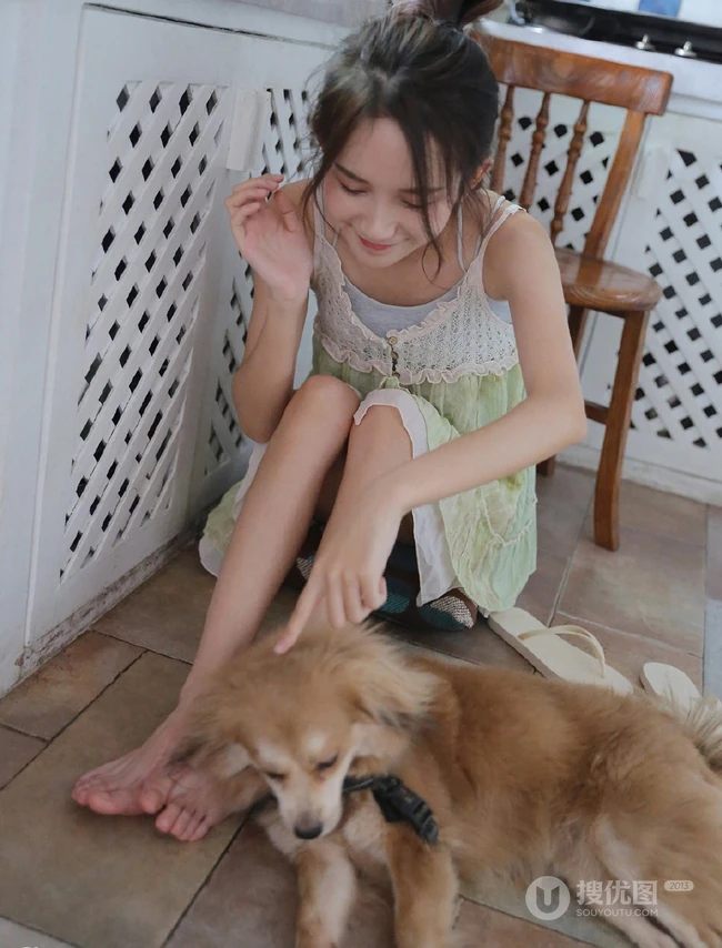 可爱苗条马尾辫少女肩带睡裙居家悠闲生活写真图片