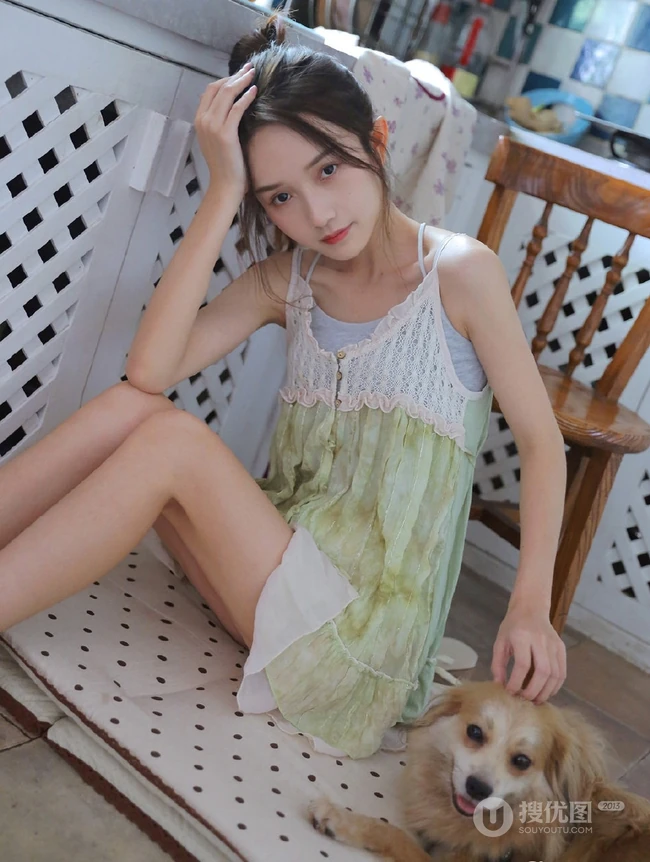 可爱苗条马尾辫少女肩带睡裙居家悠闲生活写真图片
