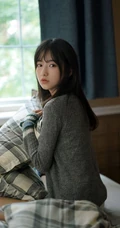 楚楚动人大眼睛少女着毛衣短裤阅读书籍室内写真