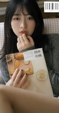 楚楚动人大眼睛少女着毛衣短裤阅读书籍室内写真