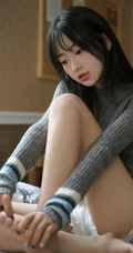 楚楚动人大眼睛少女着毛衣短裤阅读书籍室内写真