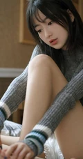 楚楚动人大眼睛少女着毛衣短裤阅读书籍室内写真