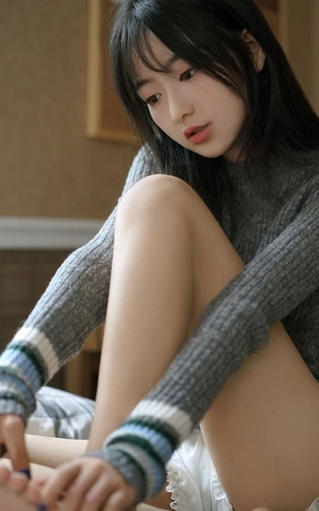 楚楚动人大眼睛少女着毛衣短裤阅读书籍室内写真