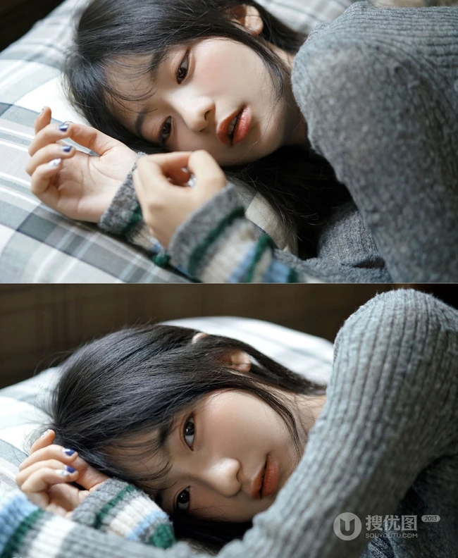 楚楚动人大眼睛少女着毛衣短裤阅读书籍室内写真