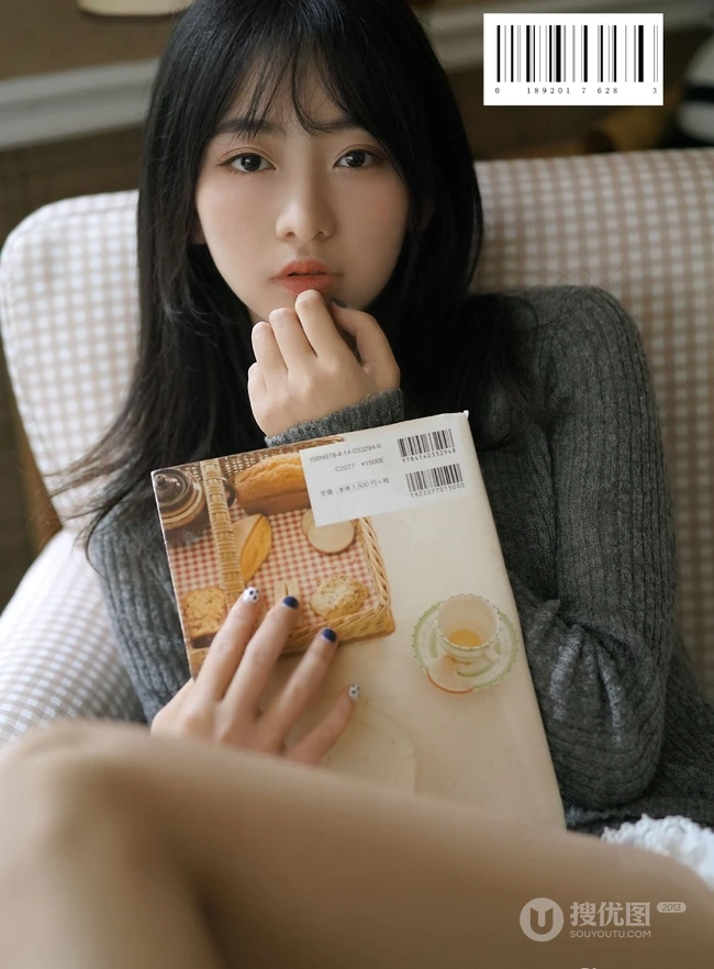 楚楚动人大眼睛少女着毛衣短裤阅读书籍室内写真