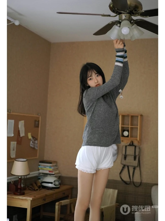 楚楚动人大眼睛少女着毛衣短裤阅读书籍室内写真