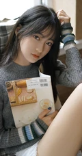 楚楚动人大眼睛少女着毛衣短裤阅读书籍室内写真