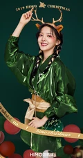 女明星章若楠圣诞节写真，开心化身天使圣诞麋鹿陪你过圣诞