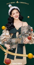 女明星章若楠圣诞节写真，开心化身天使圣诞麋鹿陪你过圣诞