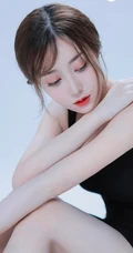 气质优雅动人黑色肩带连衣裙女生室内写真图片