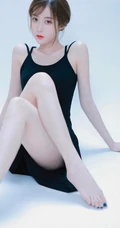 气质优雅动人黑色肩带连衣裙女生室内写真图片