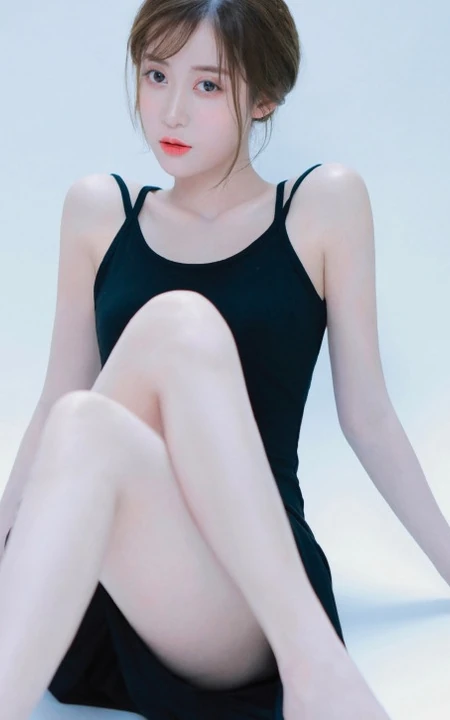 气质优雅动人黑色肩带连衣裙女生室内写真图片