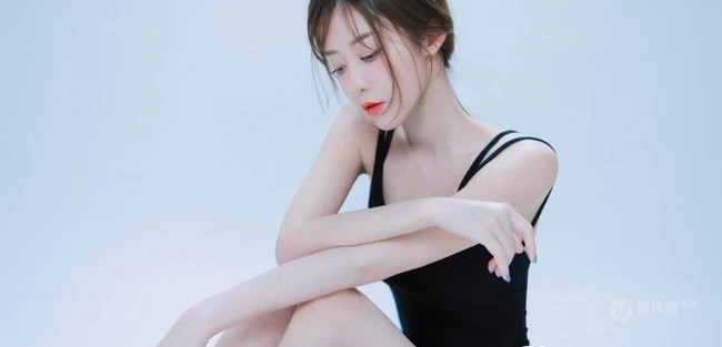 气质优雅动人黑色肩带连衣裙女生室内写真图片