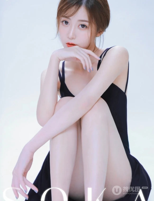 气质优雅动人黑色肩带连衣裙女生室内写真图片