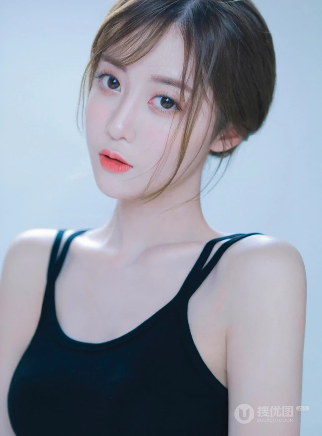 气质优雅动人黑色肩带连衣裙女生室内写真图片