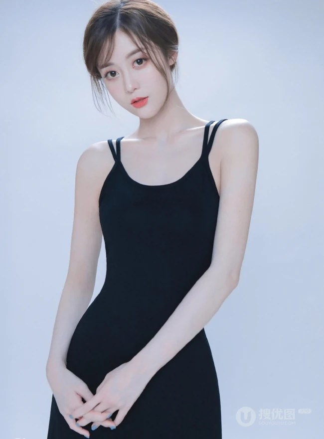 气质优雅动人黑色肩带连衣裙女生室内写真图片