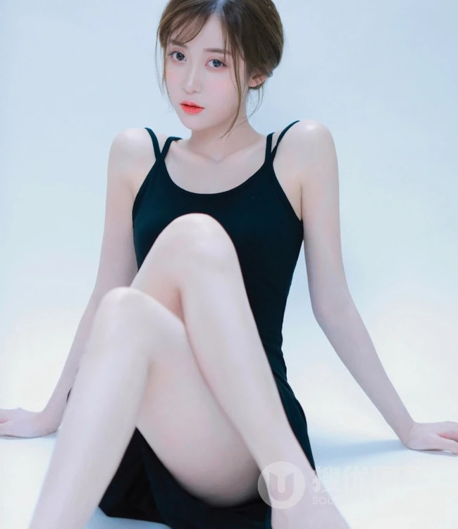 气质优雅动人黑色肩带连衣裙女生室内写真图片