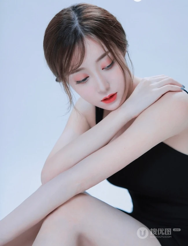 气质优雅动人黑色肩带连衣裙女生室内写真图片