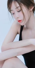气质优雅动人黑色肩带连衣裙女生室内写真图片