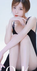 气质优雅动人黑色肩带连衣裙女生室内写真图片