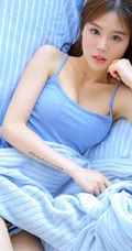 娇嫩俏美肩带蓝衣短裤女孩室内沙发前优美写真图片