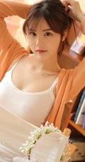 温婉恬静大眼睛气质女生背心短裤气质室内写真图片