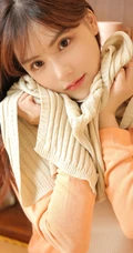 温婉恬静大眼睛气质女生背心短裤气质室内写真图片