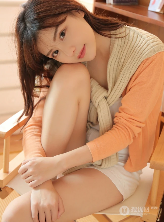 温婉恬静大眼睛气质女生背心短裤气质室内写真图片