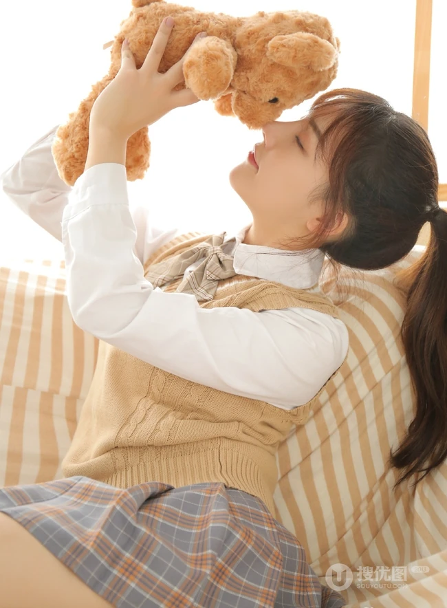 温婉恬静大眼睛气质女生背心短裤气质室内写真图片