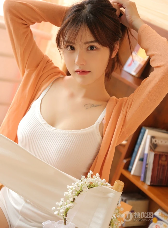温婉恬静大眼睛气质女生背心短裤气质室内写真图片