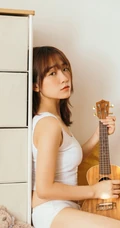 阳光可爱型少女白色背心家居服室内榻榻米写真图片