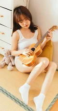 阳光可爱型少女白色背心家居服室内榻榻米写真图片