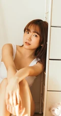 阳光可爱型少女白色背心家居服室内榻榻米写真图片