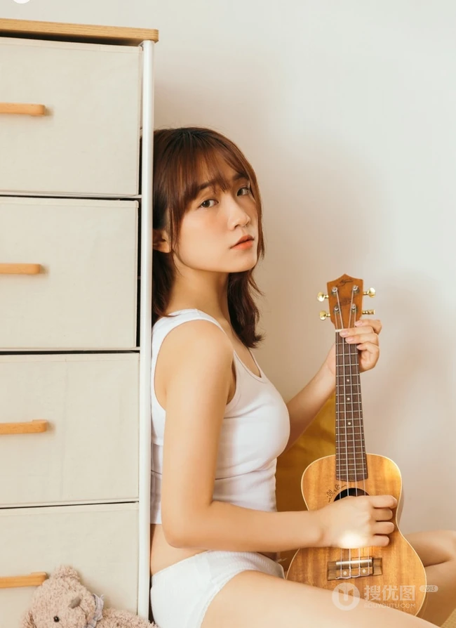 阳光可爱型少女白色背心家居服室内榻榻米写真图片